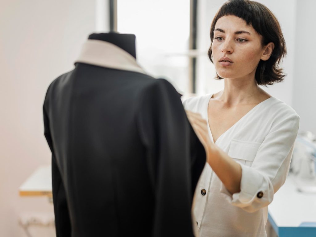 Un nuevo must que debes tener en tu armario Un traje a medida de mujer