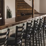 Sillas de madera: El Pilar del mobiliario para hoteles y bares en proyectos de restauración