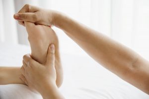 La importancia del cuidado podológico profesional en la salud integral